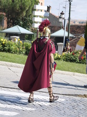 Centurion romano paseando por Segovia