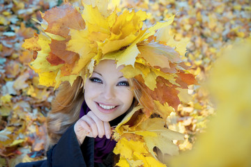 Naklejka na ściany i meble Girl in the autumn wreath