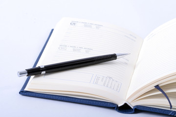 Naklejka premium an open notebook with pencil