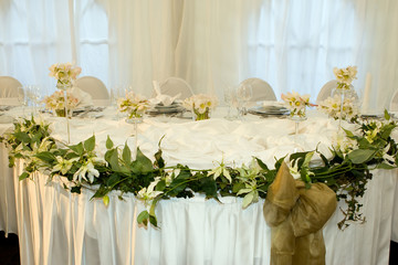 Table set for a wedding dinner decorated with flowers