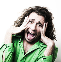 jeune homme éfféminé hystérique