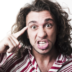 jeune homme critique folie