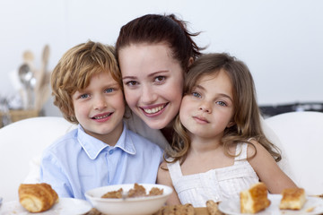 Obraz na płótnie Canvas Children and mother having breakfast