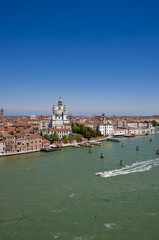 Obraz premium White Boat Past Churches in Venice