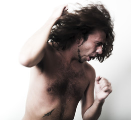 jeune homme frayeur cruauté