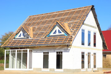 Neubau Einfamilienhaus Dachstuhl Rohbau blauer Himmel