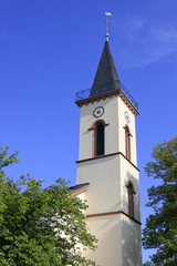 Fototapeta na wymiar Kirchturmspitze mit Turmuhr