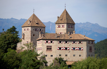 Fototapeta na wymiar Castel S.Erasmo/Wehrburg in Sudtirolo