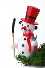 Schneemann im Tannenzweig