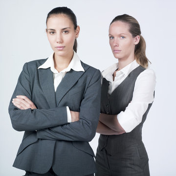 deux femmes s&eacute;rieuses attente r&eacute;ponse