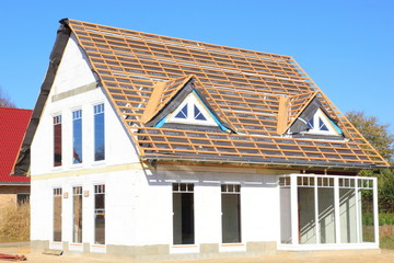 Neubau Einfamilienhaus Dachstuhl Rohbau blauer Himmel