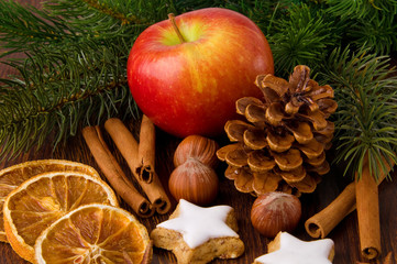 Apfel in Weihnachtsdeko