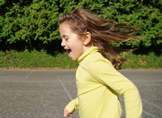 petite fille qui court