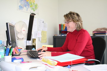 Au bureau (jeune femme)