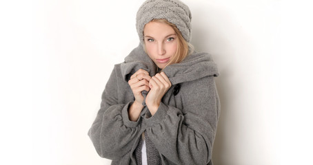winter frau im mantel und mütze