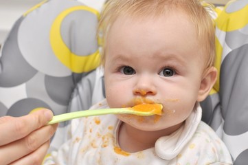 bébé mnageant