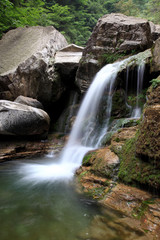 Fototapeta na wymiar Falls wodne i kaskady Yun-Tai Mountain Chinach