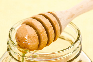 honey jar and wooden drizzler