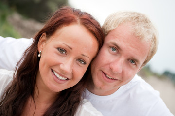 Obraz premium Young couple having fun on the beach