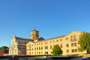 Fototapeta na wymiar Ravenna Loggia Lombardesca i Bazylika Mariacka w Porto