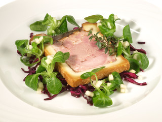 Pastete auf Salat