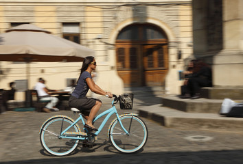 Fototapeta na wymiar Urban bicycle ride