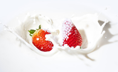 Obraz na płótnie Canvas Strawberries with cream splashes