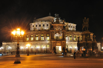 Fototapeta na wymiar Semper Opera - Dresden,Germany