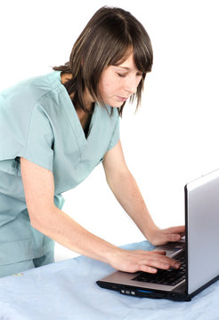 infirmière qui regarde des dossier sur l'ordinateur