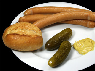 Wiener mit Brötchen und Gurken