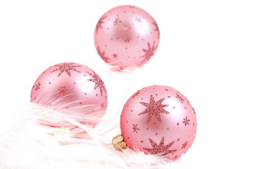 Christbaumkugeln und federn