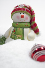 Schneemann mit Schnee und Christbaumkugeln