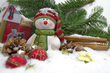 weihnachtsmann mit Schnee und Christbaumkugeln