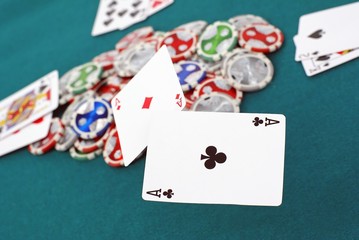 la paire d'as gagne le pot - poker