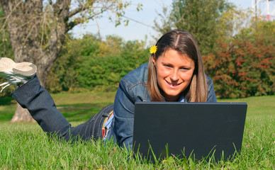 ragazza al parco con il pc