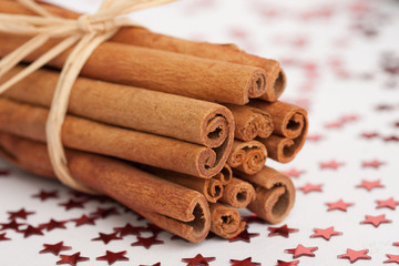 Zimtbündel mit Sternen 