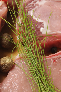 Erba cipollina su carne di maiale