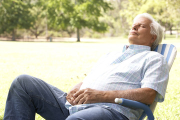 Obraz premium Senior Man Relaxing In Park