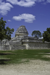 Fototapeta na wymiar Observatorio maya en chichen itza