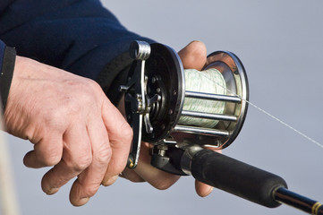 Angler beim Einholen der Rute
