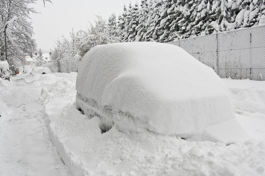 Auto mit Schneehaube