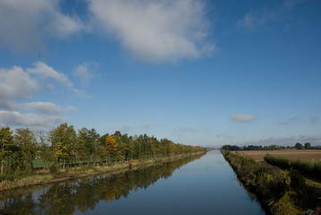 Fototapeta na wymiar Herbst am Kanal