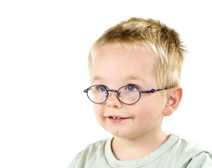 kleiner Junge mit Brille