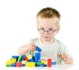 Junge spielt mit Bauklötzen