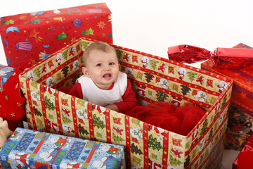 Baby im Weihnachtsgeschenk