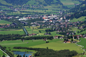città tra i prati verdi