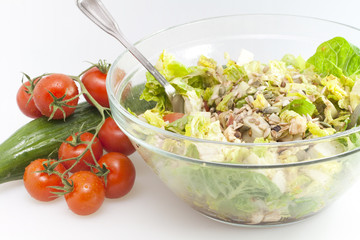 Salat mit Tomaten,  gerösteten Kernen und Mozzarella