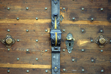 antico portone in legno e ferro battuto