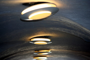 lampade accese sul soffitto