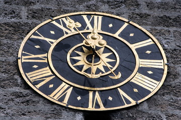 antico orologio a lancette di una torre medievale